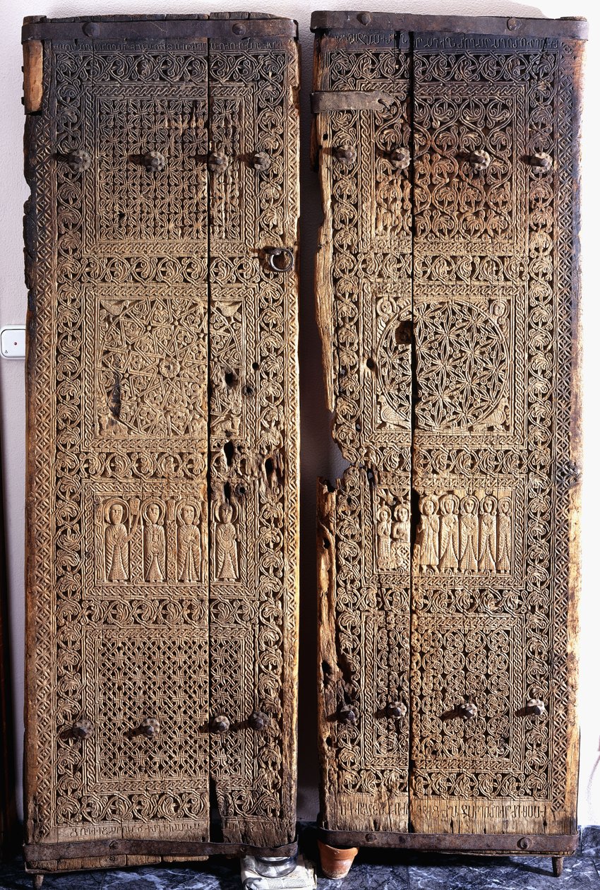 Une paire de portes arméniennes sculptées en noyer, représentant le Christ avec six apôtres et saints, 1312 - Armenian School