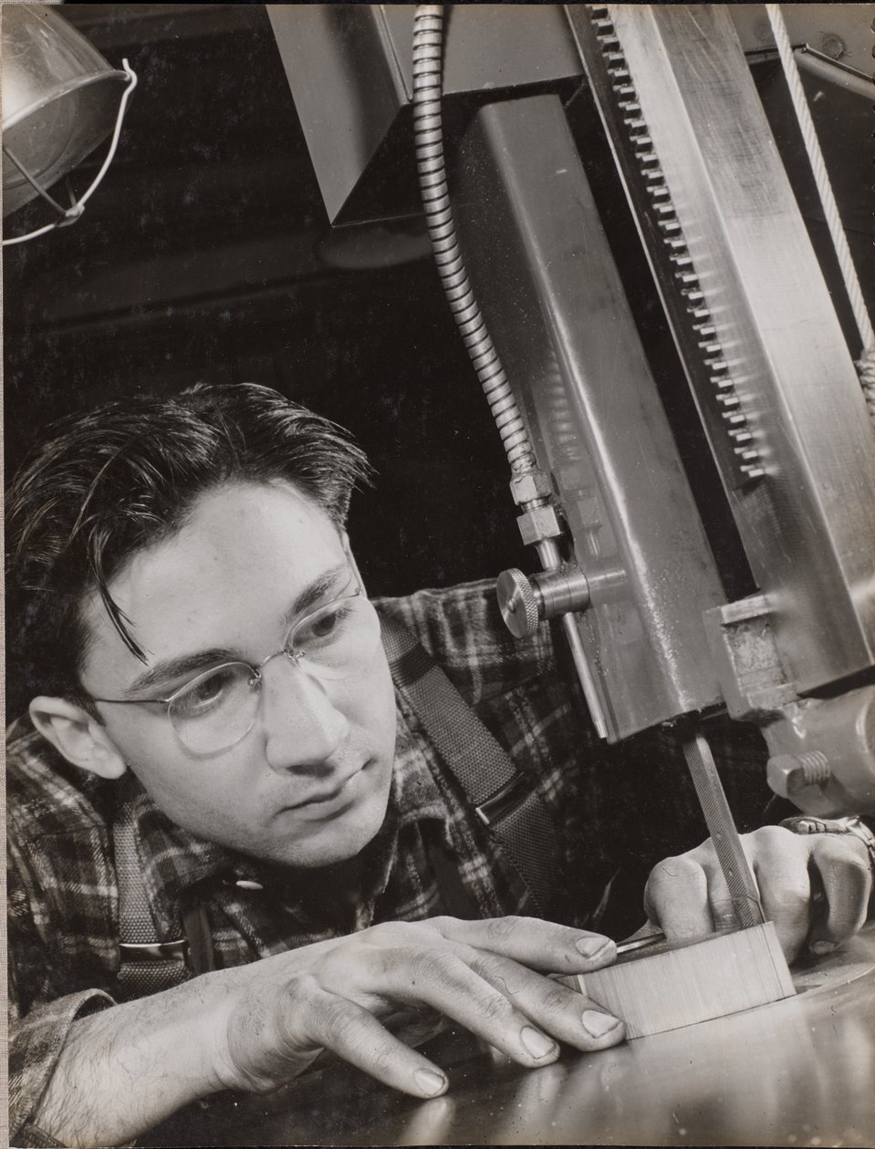 [Un homme portant des lunettes travaille intensément avec un dossier industriel]. - Arnold Eagle
