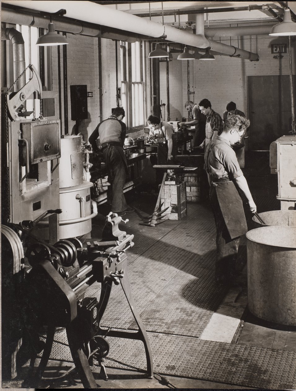 [Six hommes travaillent dans un atelier de soudure] - Arnold Eagle
