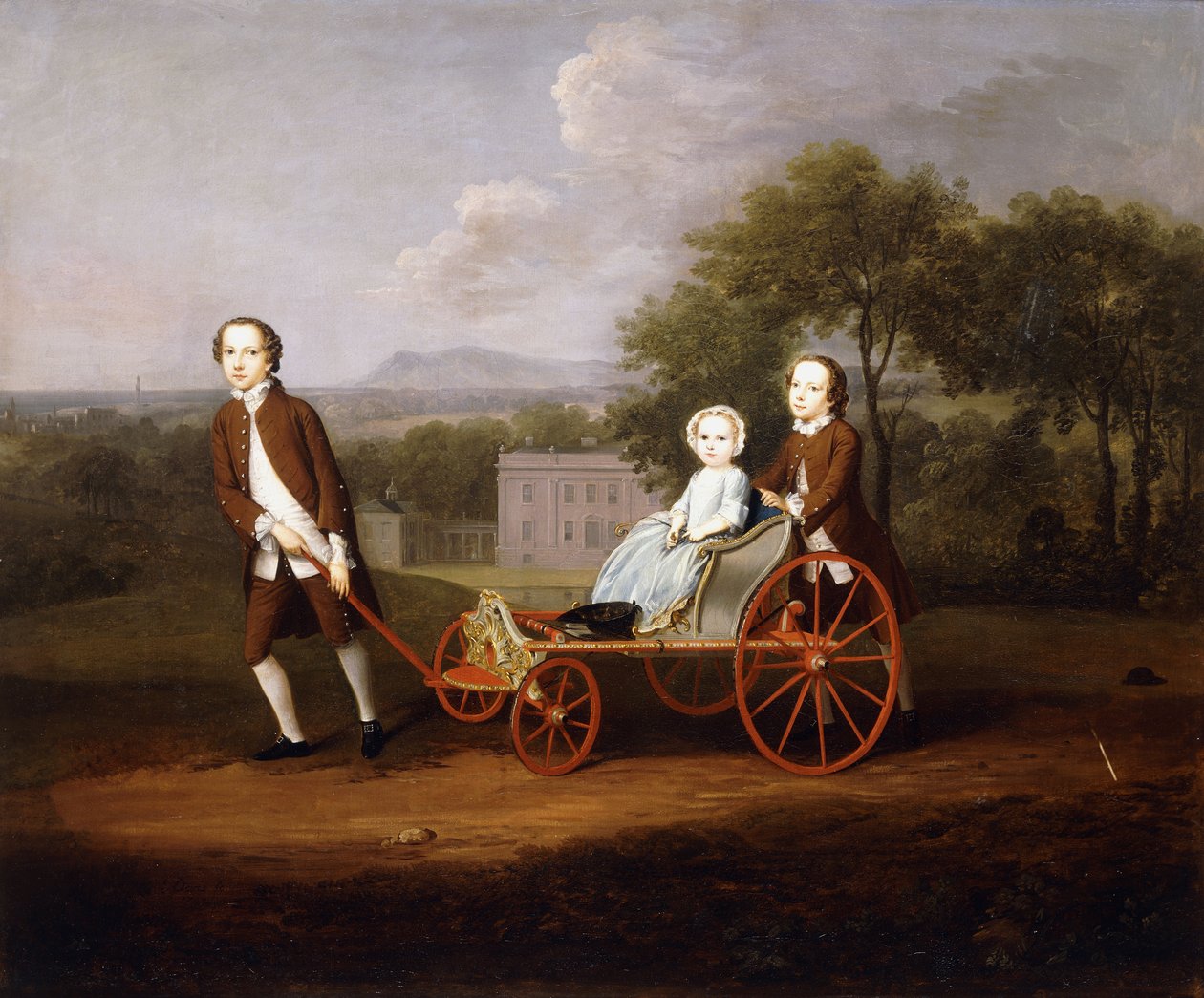 Portrait de groupe de trois enfants de Peter et Mary Du Cane, tous en pleine longueur, jouant avec une voiture de chien élaborée, dans les jardins d