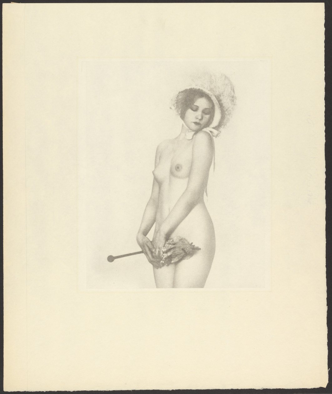 [Nu féminin portant un bonnet et tenant une ombrelle] - Arthur F. Kales