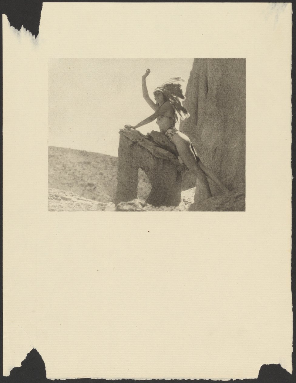 [Femme en costume indien dans le désert] - Arthur F. Kales