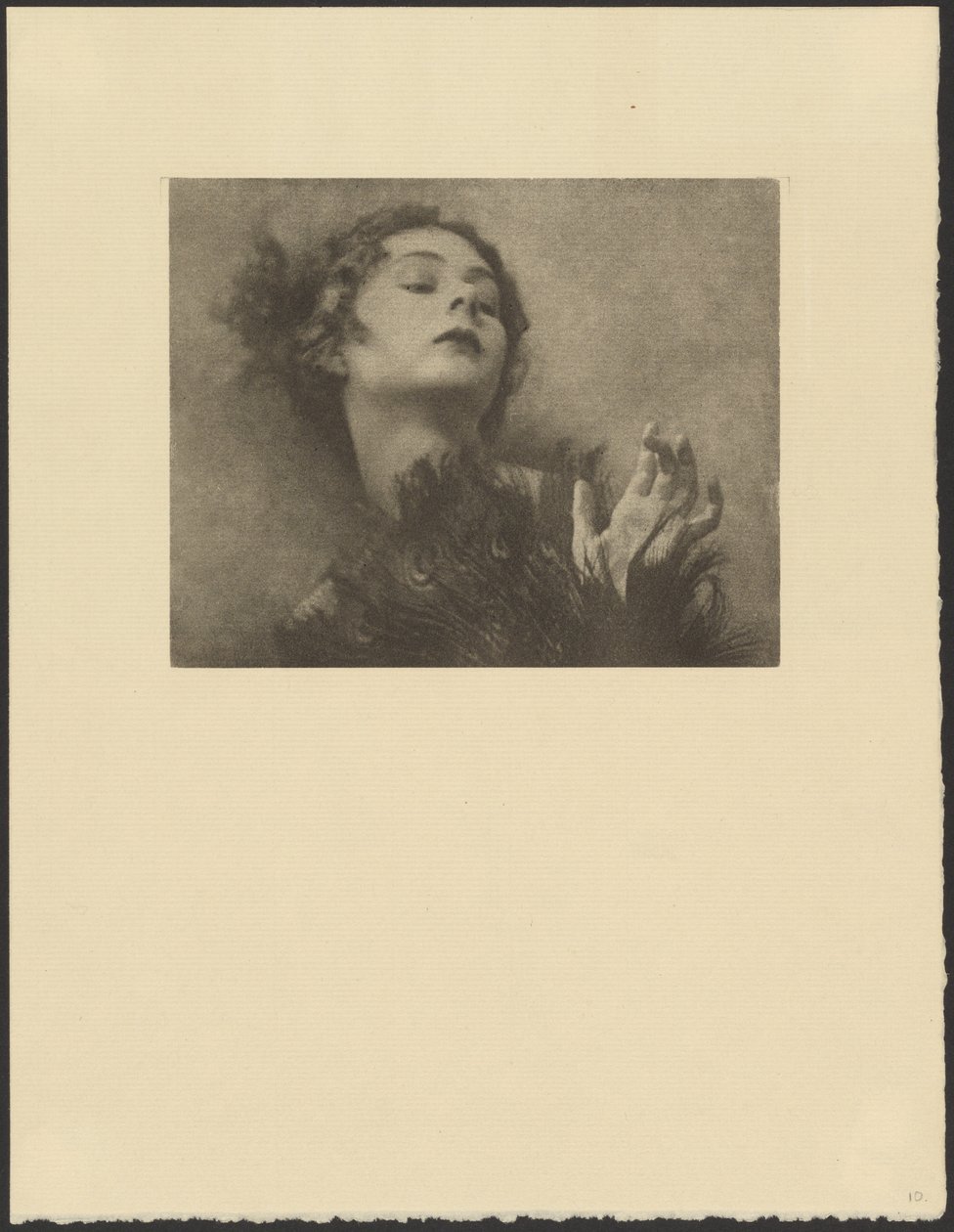 [Femme avec un éventail en plumes de paon] - Arthur F. Kales