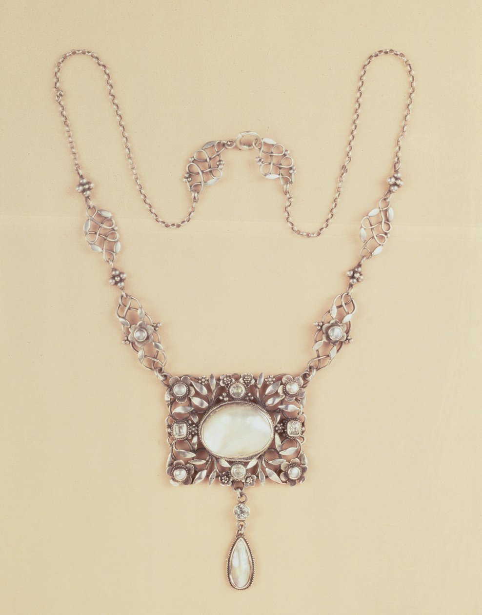 Pendentif et chaîne en pierre de lune par Arthur Joseph Gaskin (1862-1928) (pierre de lune) - Arthur Joseph Gaskin