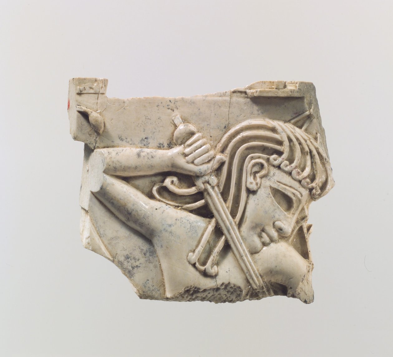 Plaque de meuble en cloisonné avec une figure tenant une épée, c.9ème-8ème siècle av. J.-C. - Assyrian