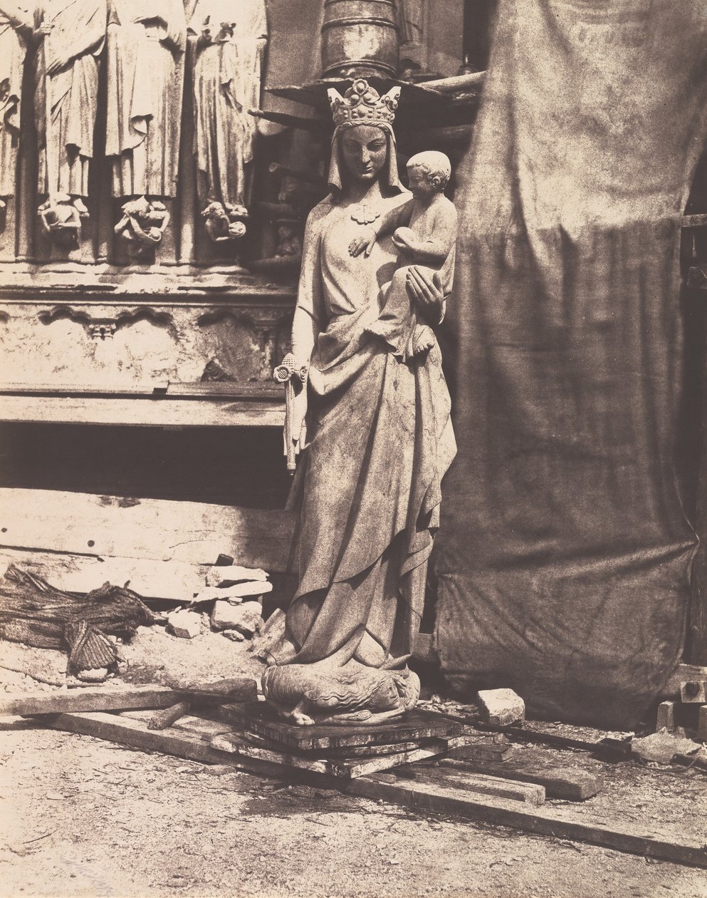 Sculpture de la Vierge à l