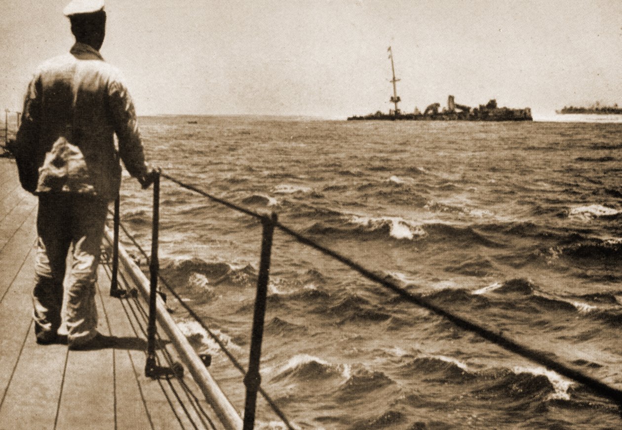 Vue du navire de guerre allemand impérial Emden échoué depuis le pont arrière du H.M.A.S. Sydney, 10 novembre 1914 - Australian Photographer