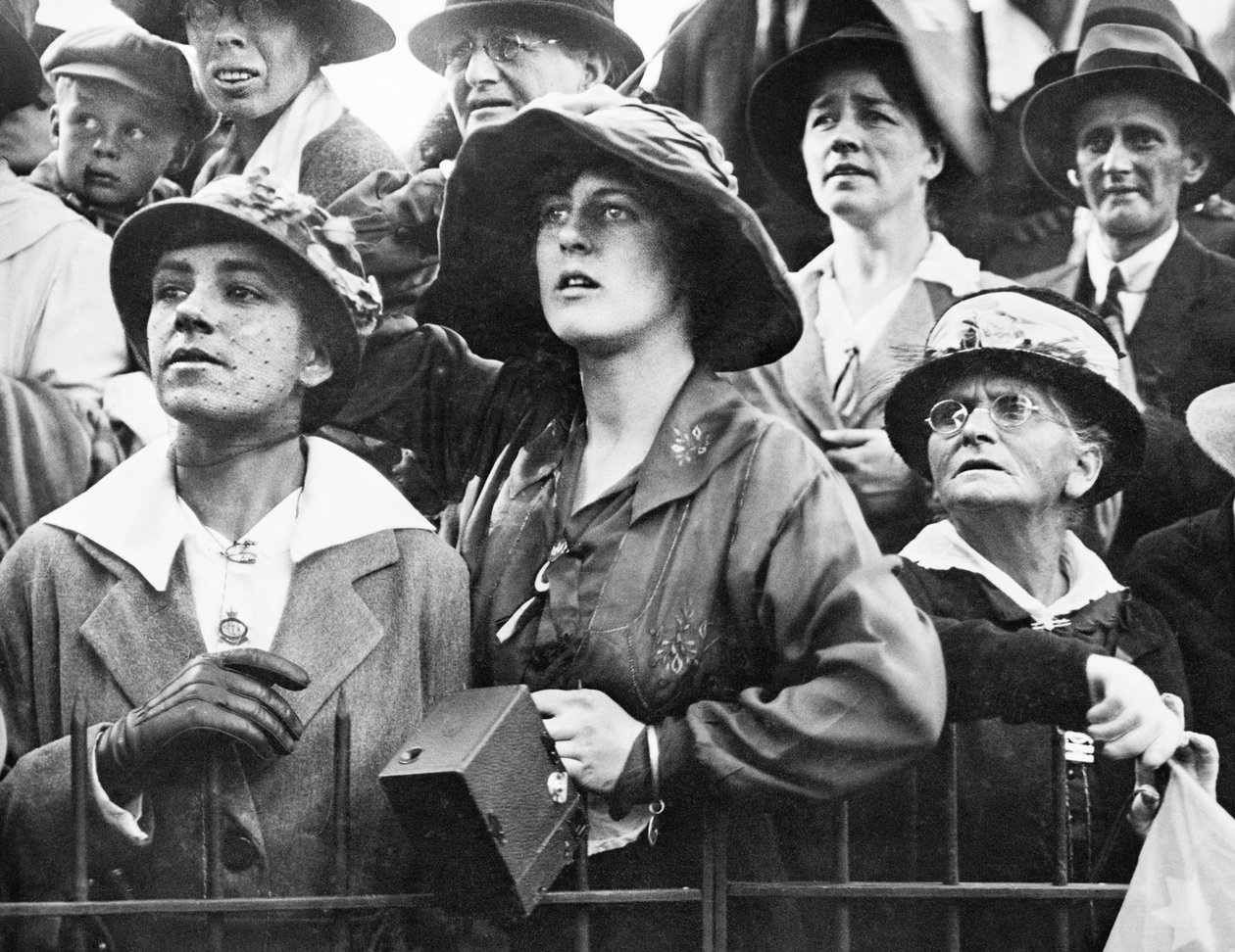 Un groupe de femmes dans une foule sont une étude d