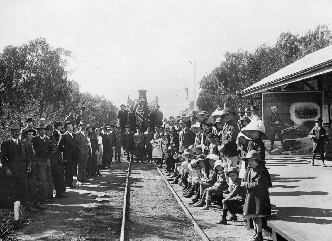 Un train de recrutement en tournée à la gare avec certains citoyens de la ville (Donateur Queensland Recruiting Committee), Wallumbilla, Queensland, vers 1916 - Australian Photographer