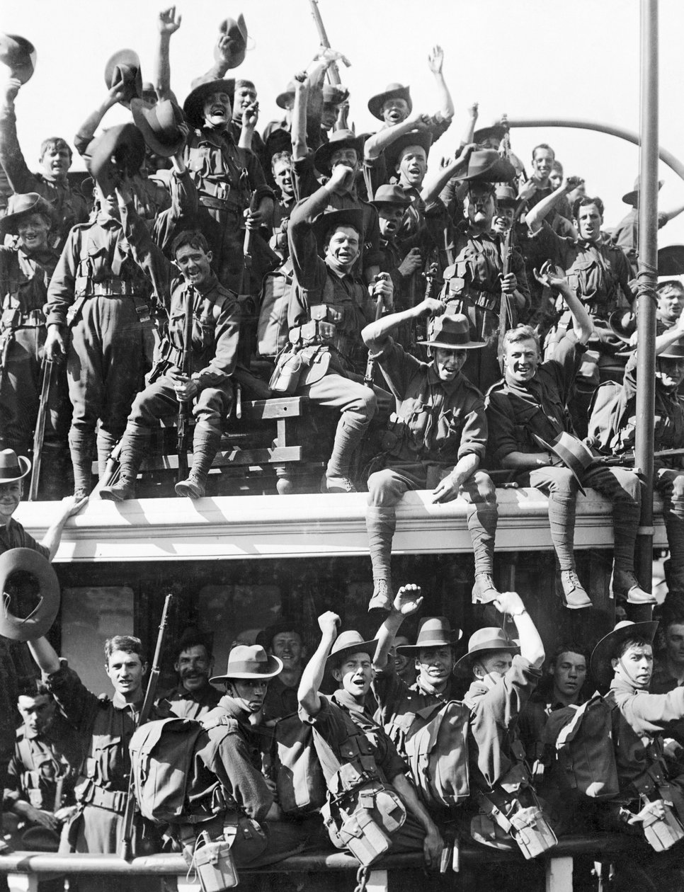 Embarquement de la Force Expéditionnaire Navale et Militaire Australienne (AN&MEF) pour la Nouvelle-Guinée, 19 août 1914 - Australian Photographer