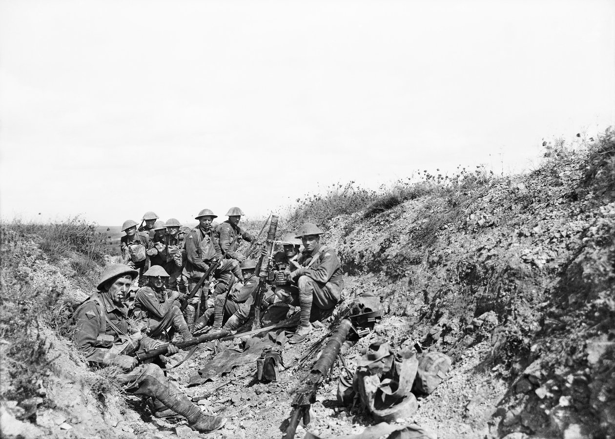 Lieutenant A. V. Sedgwick MC et certains de son groupe du 24e bataillon, attendant la levée du barrage d