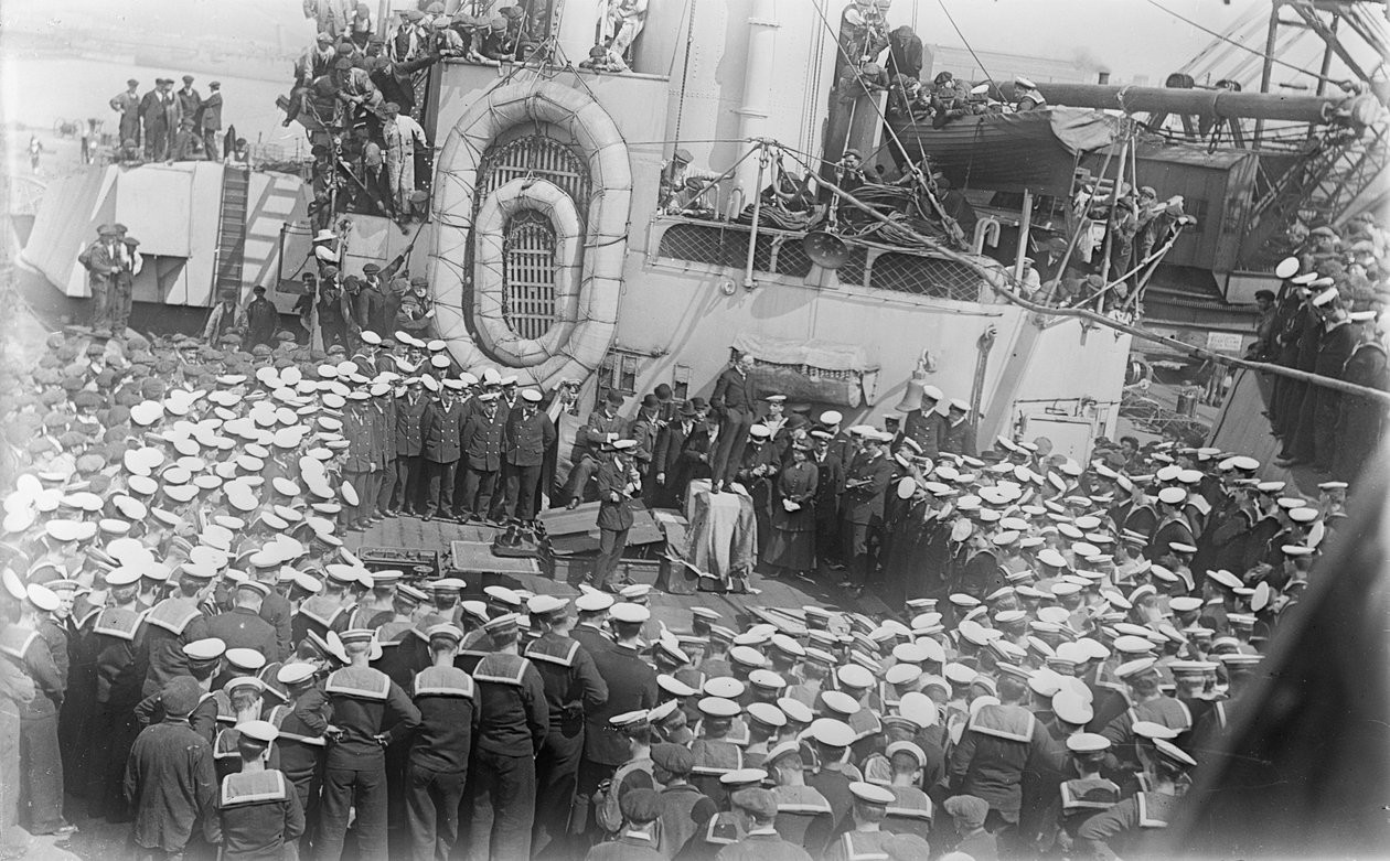 Marins se pressant autour du Premier ministre australien William Morris (Billy) Hughes alors qu