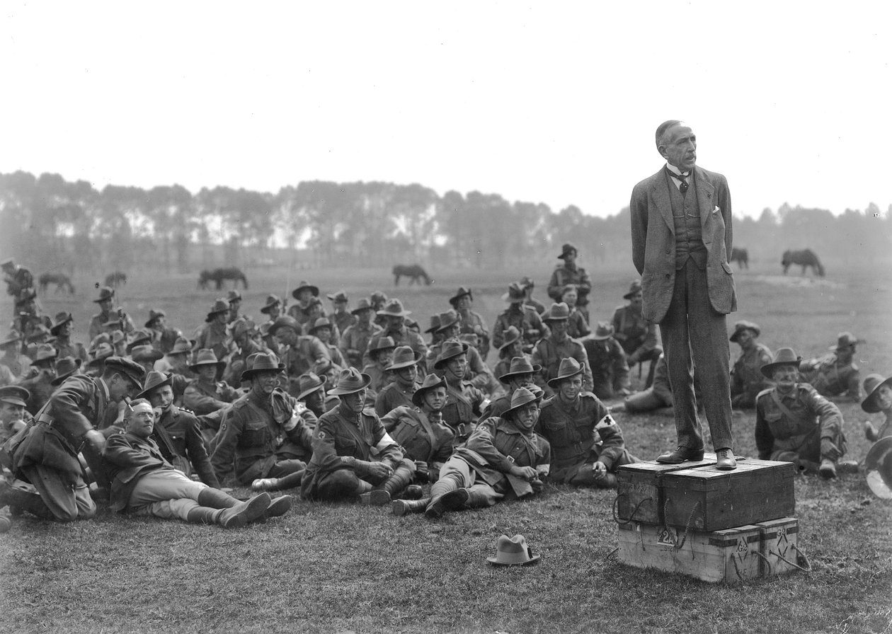 Le très honorable William Morris (Billy) Hughes, debout sur une plateforme composée de quatre caisses de munitions, s