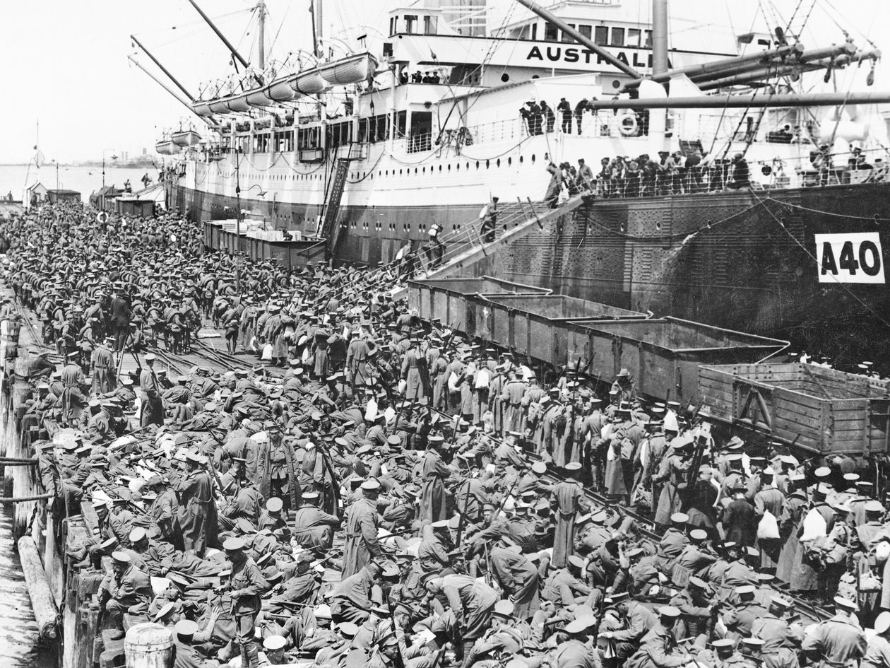 Troupes embarquant à Port Melbourne sur A40 HMAT Ceramic, 1915 - Australian Photographer