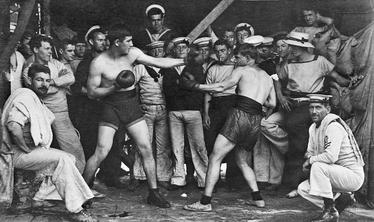 Marins non identifiés regardant un match de boxe parmi eux à bord du HMAS Melbourne, 1915 - Australian Photographer