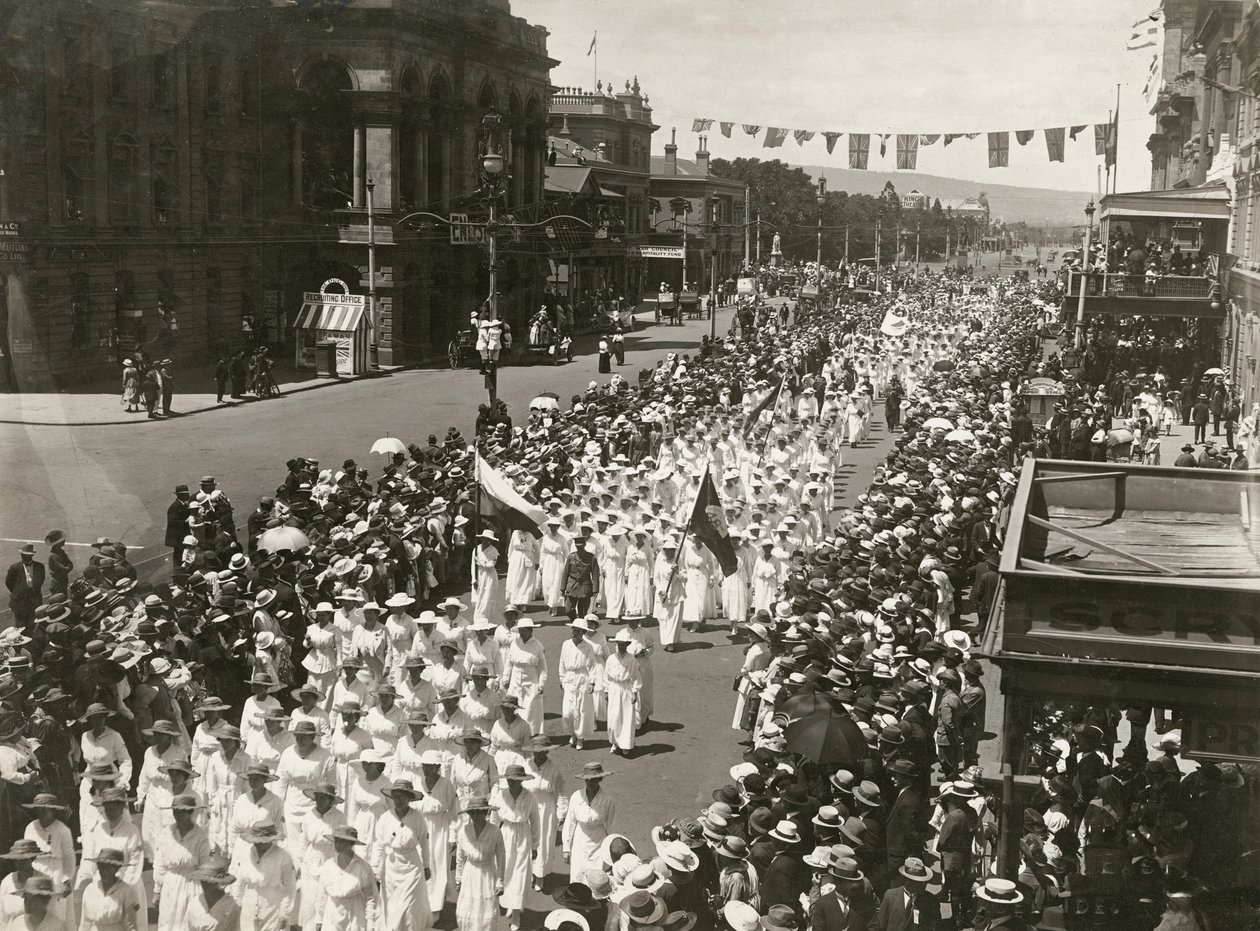 Femmes tenant une marche pour la journée de la paix le long de King William Street, Adélaïde, Australie-Méridionale, novembre 1918 - Australian Photographer