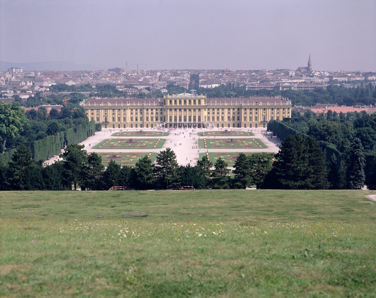 Palais de Schönbrunn, achevé en 1711 - Austrian School