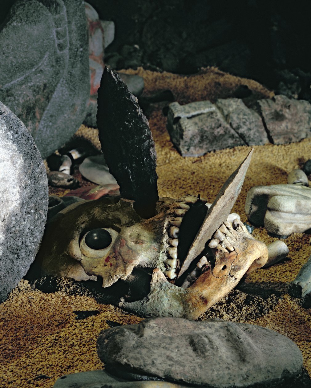 Crâne avec couteaux de silex dans la bouche et le nez (détail) - Aztec
