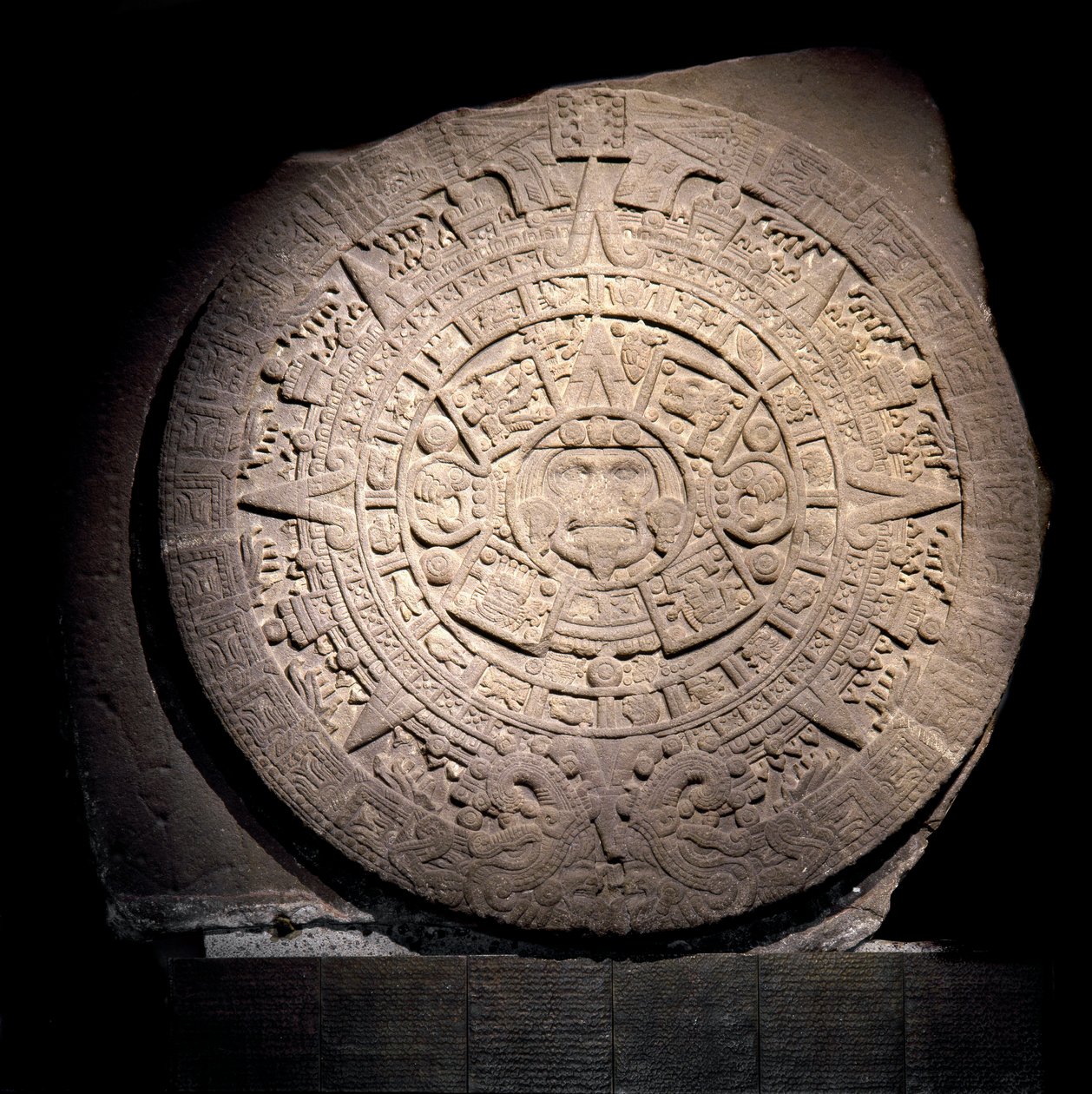Civilisation précolombienne : le calendrier aztèque (Pierre du Soleil) : disque de pierre de 3 m de diamètre représentant le calendrier et la cosmogonie aztèques, Au centre est représentée la divinité du Soleil Tonatiuh, provenant de Tenochtitlan - Mexico, - Aztec Aztec