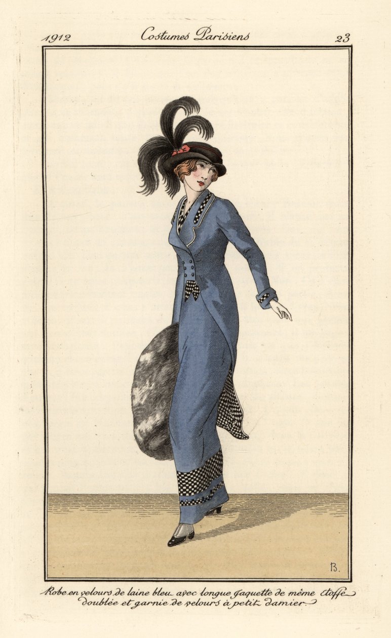 Femme en robe et longue veste en velours de laine bleu
