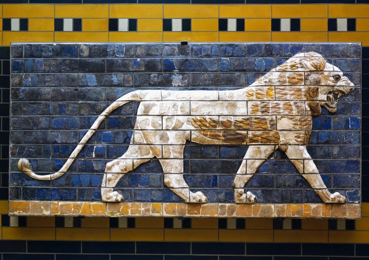 Un lion, détail des carreaux de briques émaillées représentant des animaux mythologiques qui ornaient la Voie Processionnelle vers la Porte d