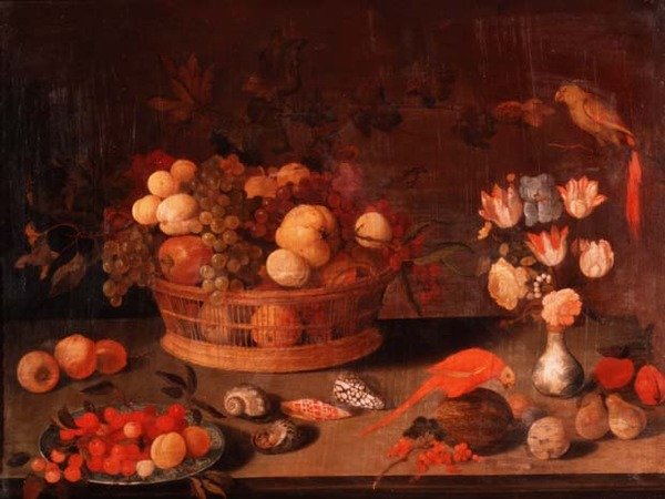 Nature morte de pêches, pommes et raisins dans un panier en osier, fleurs dans un vase chinois et deux perroquets sur une table - Balthasar van der(follower of) Ast