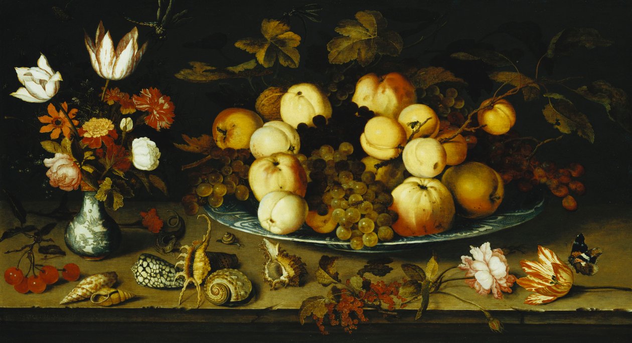 Fruits sur un plat, fleurs dans un vase Wanli Kraak Porselein, branches de cerises et de groseilles rouges, coquillages, une rose, une tulipe, un œillet, un lézard, un escargot et un amiral rouge sur un rebord de pierre, libellules au-dessus, 1626 - Balthasar van der Ast