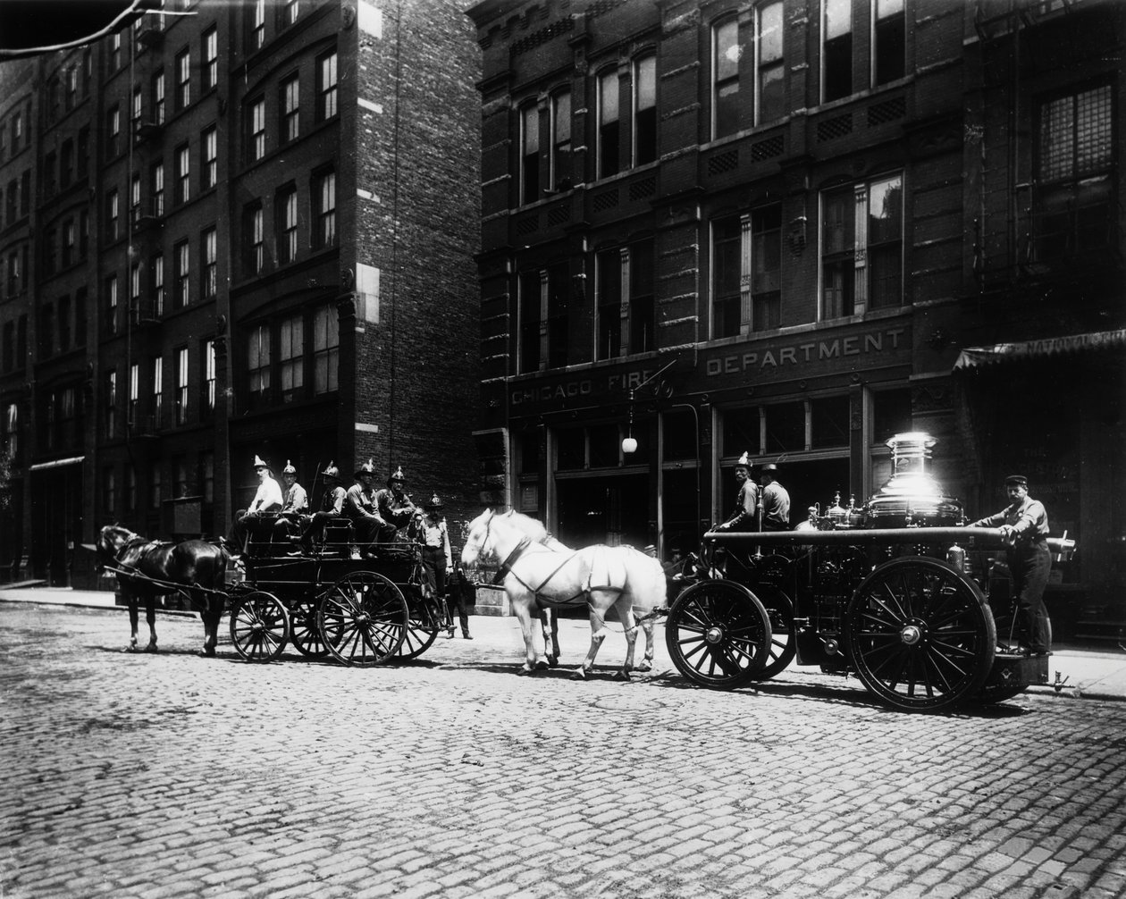 Camions de pompiers devant la caserne n° 40, Chicago, Illinois, USA, vers 1905 - Barnes and Crosby