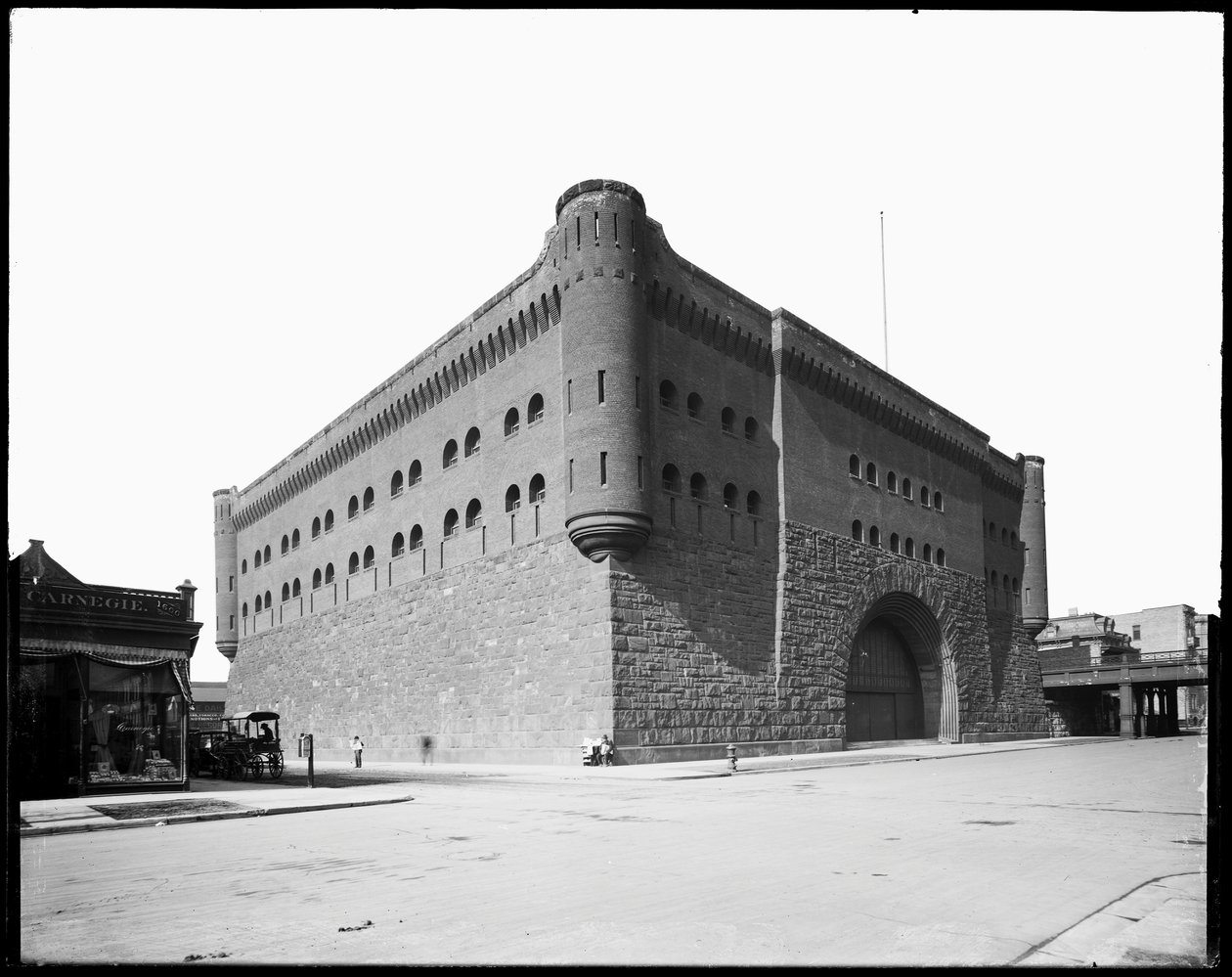 First Regiment Armory, Chicago, Illinois, USA, c.1891 (photo n/b) - Barnes and Crosby