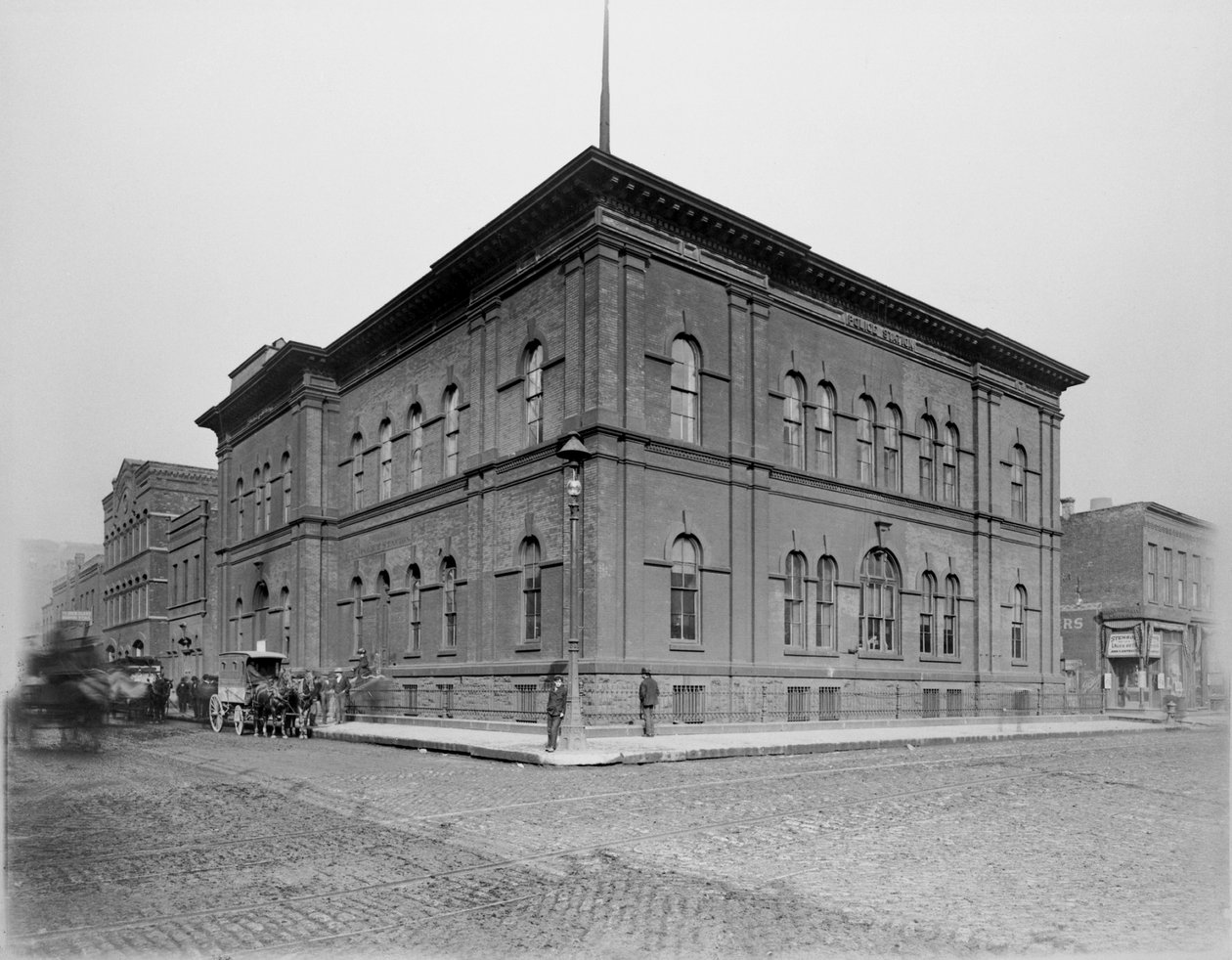 Commissariat de police de Harrison Street, Chicago, Illinois, USA, vers 1900 (photo n/b) - Barnes and Crosby