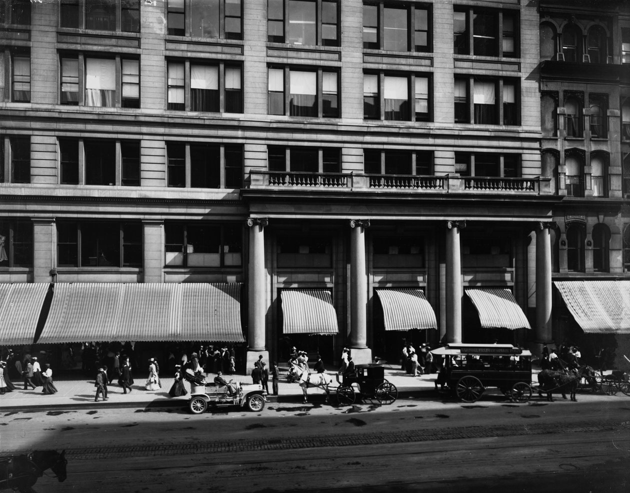 Marshall Field and Company, Chicago, Illinois, USA, vers 1905 (photo n/b) - Barnes and Crosby