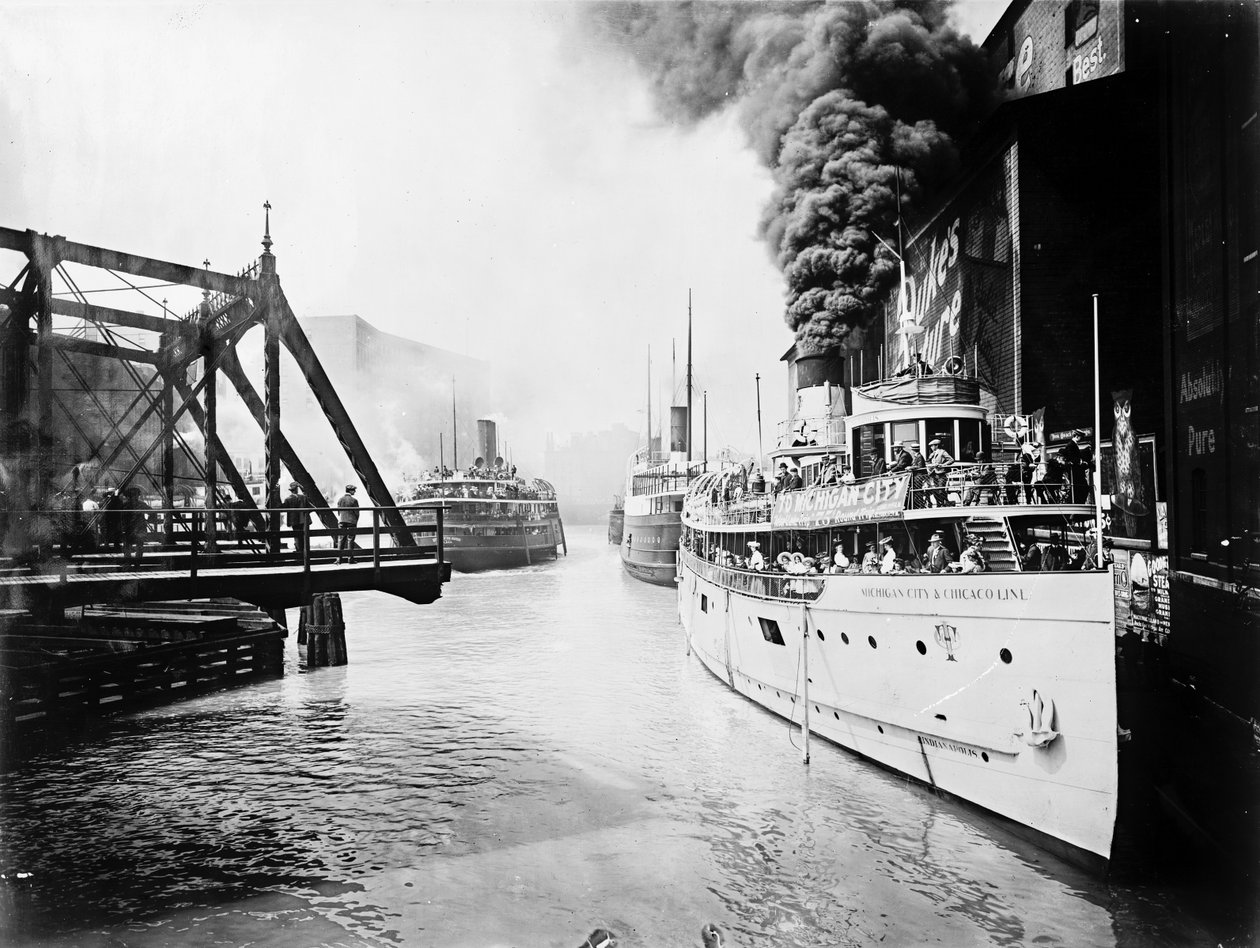 Bateaux de passagers dans la rivière Chicago, Chicago, Illinois, USA, vers 1905 (photo n/b) - Barnes and Crosby