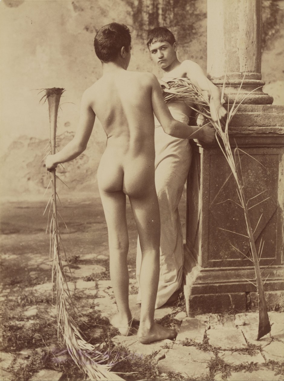 Deux jeunes hommes tenant des palmes - Baron Wilhelm von Gloeden