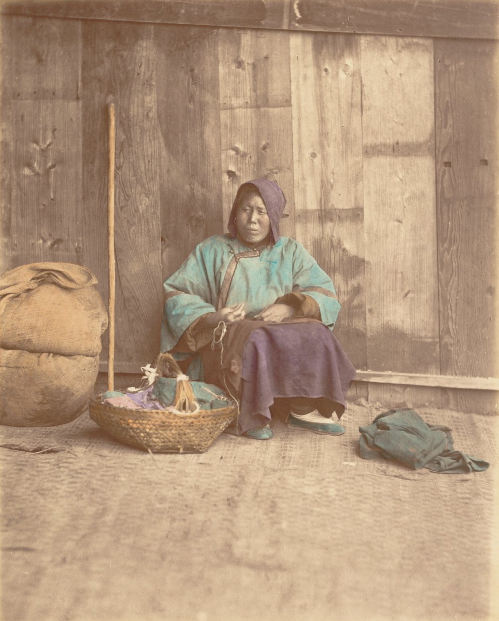 [Femme chinoise assise avec panier], années 1870 - Baron Raimund von Stillfried