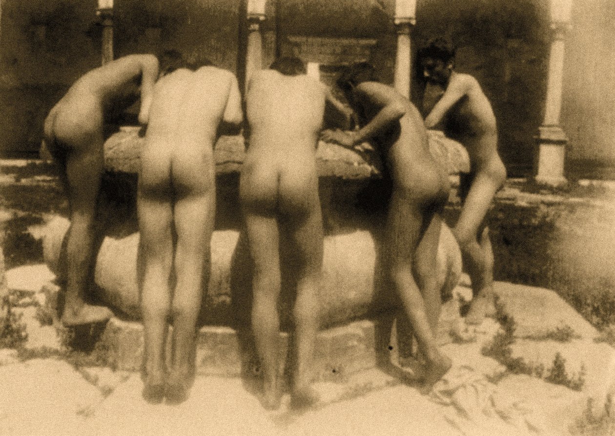 Étude de cinq garçons regardant dans un puits, Sicile, vers 1900 - Baron Wilhelm von Gloeden