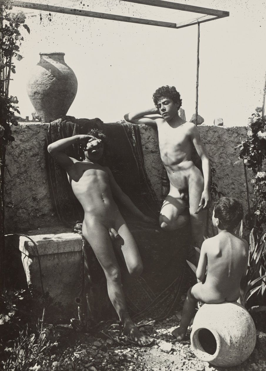 [Trois garçons dans un jardin] - Baron Wilhelm von Gloeden
