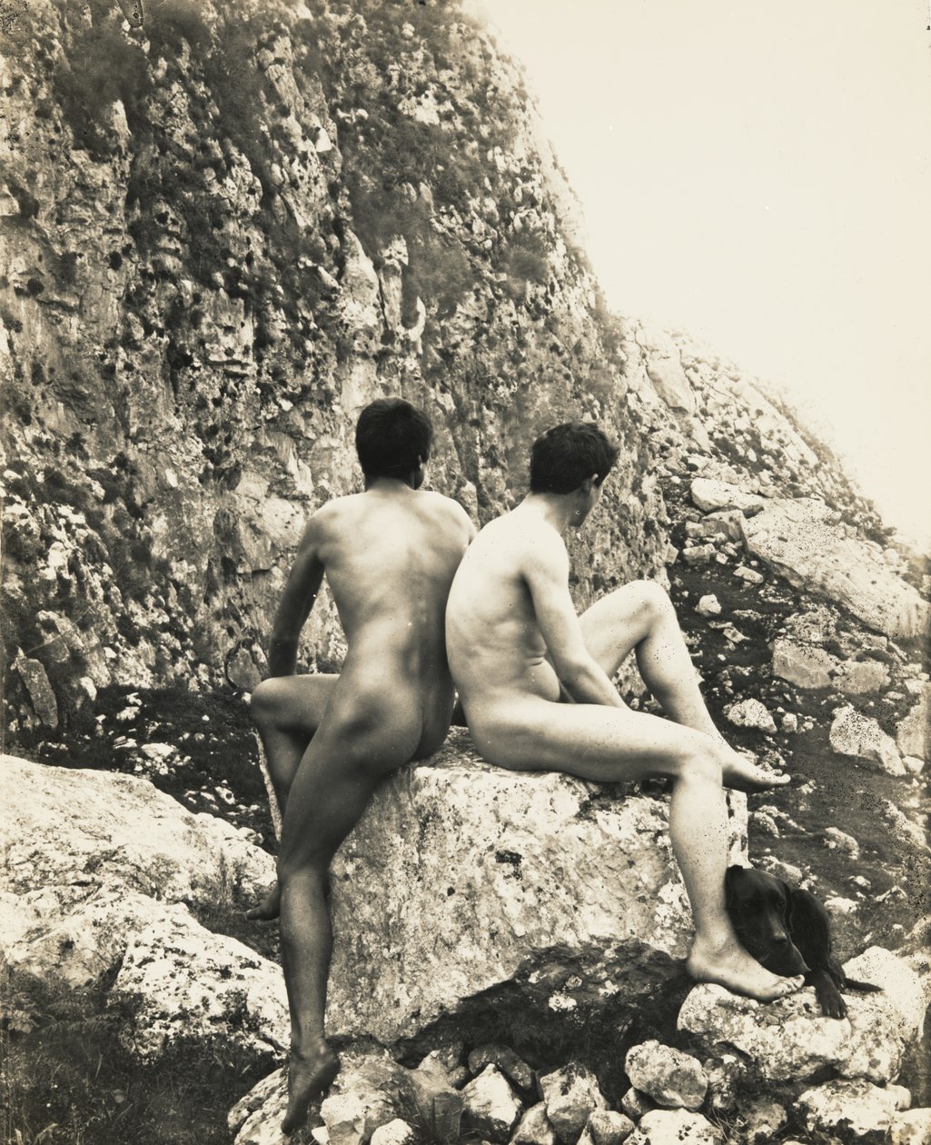 [Deux jeunes hommes nus sur un rocher] - Baron Wilhelm von Gloeden