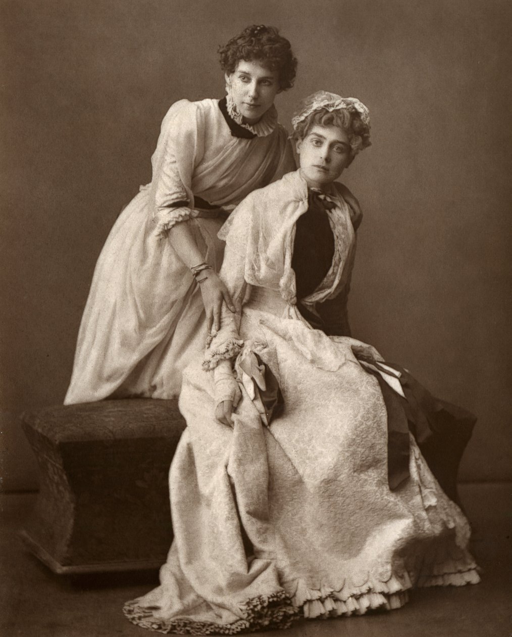 Actrices britanniques Eweretta Lawrence et Grace Otway dans On Change, 1886 - Barraud