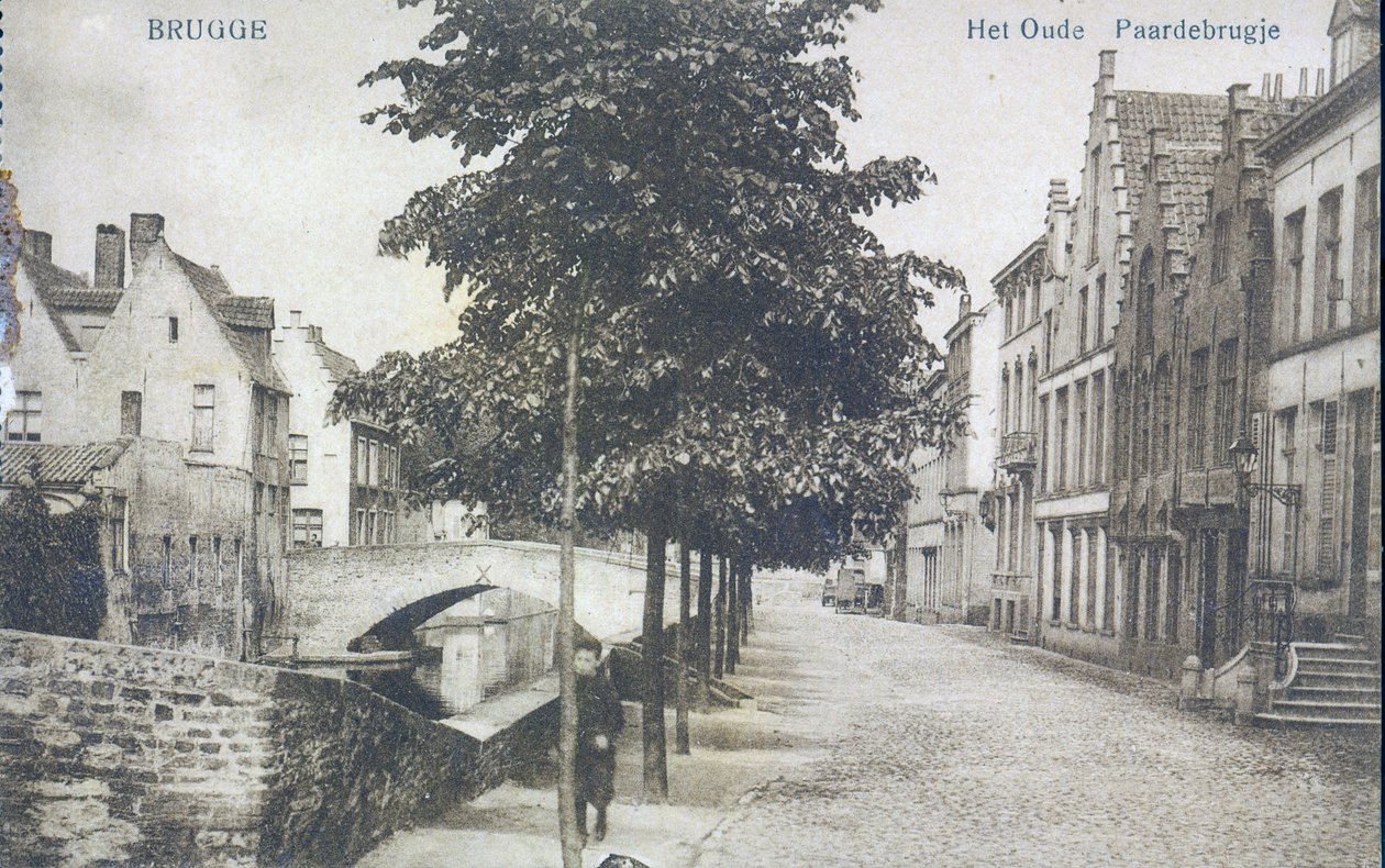 Carte postale représentant un canal avec un vieux pont à Bruges, vers 1912 - Belgian Photographer