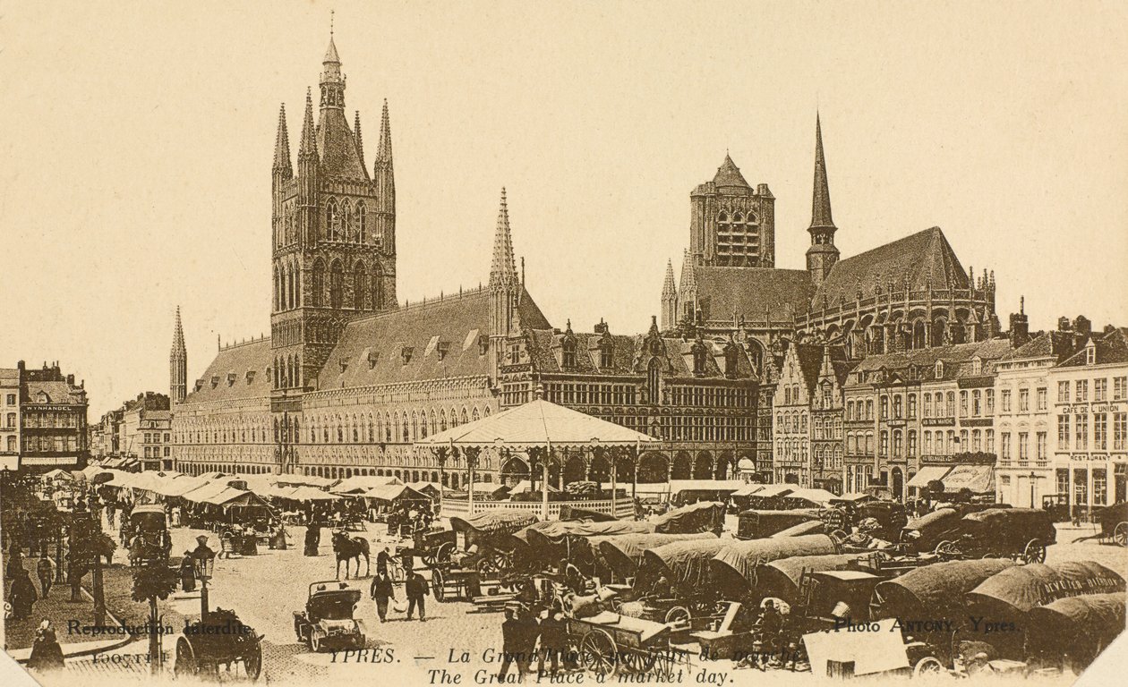 La Grand-Place un jour de marché, Ypres, Belgique - Belgian Photographer