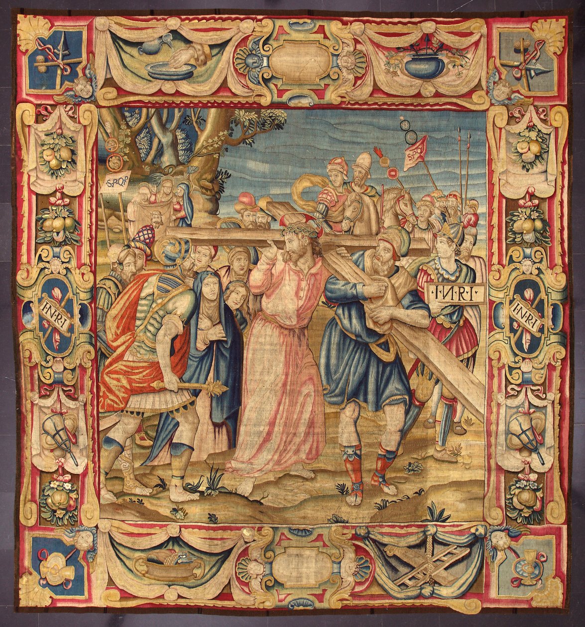 Christ et Simon de Cyrène (le Cyrénéen). (Cinquième station du Chemin de Croix (portant la croix). Une pièce de la croix porte l