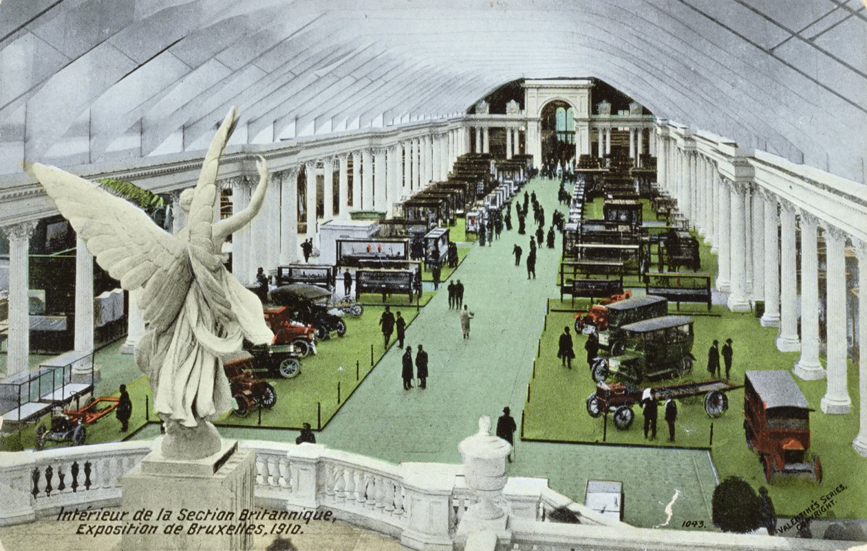 Carte postale représentant des véhicules à moteur dans la section britannique de l