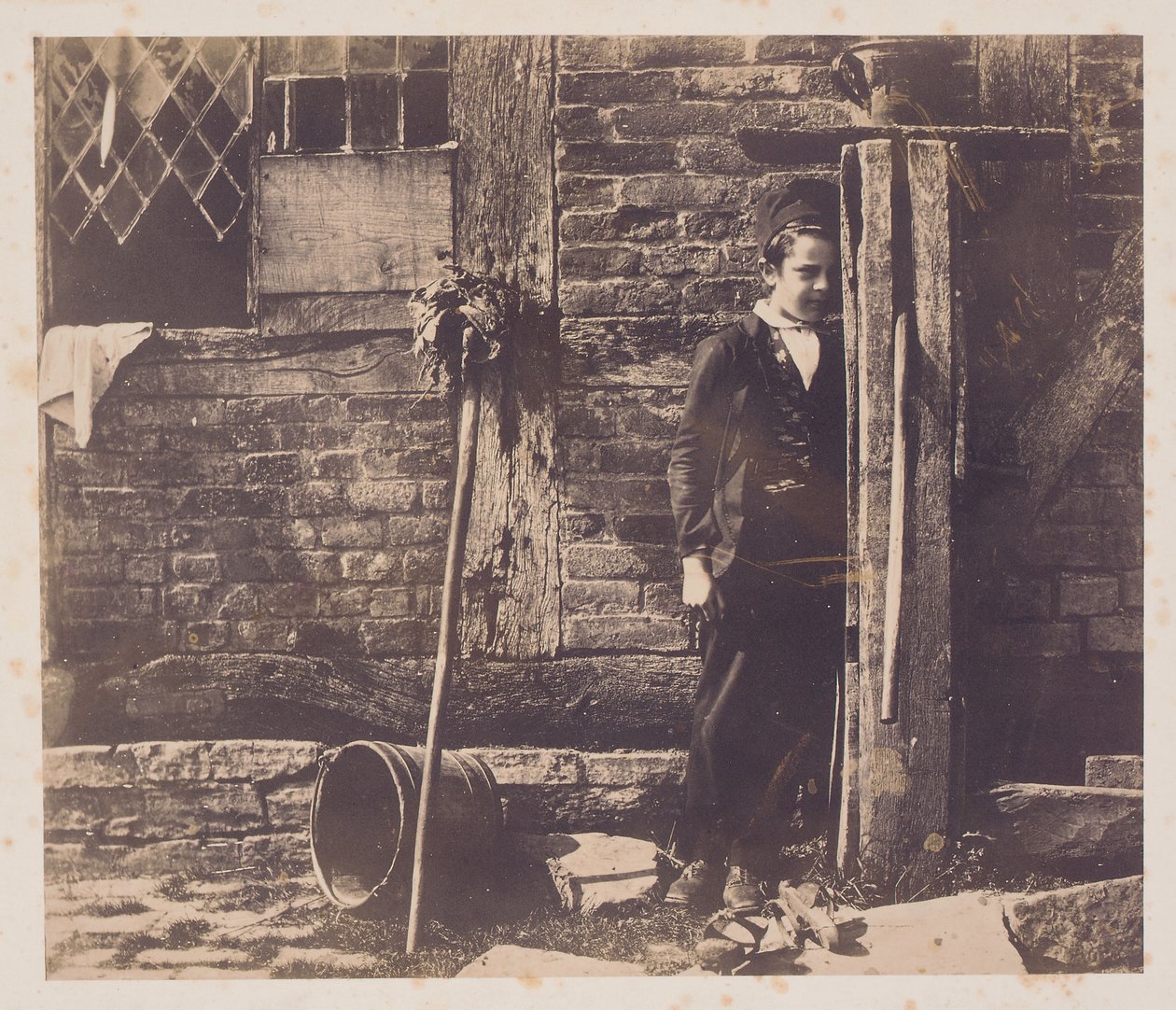 Walter Chamberlain se cachant derrière la pompe de Bredicot, milieu des années 1850 - Benjamin Brecknell Turner