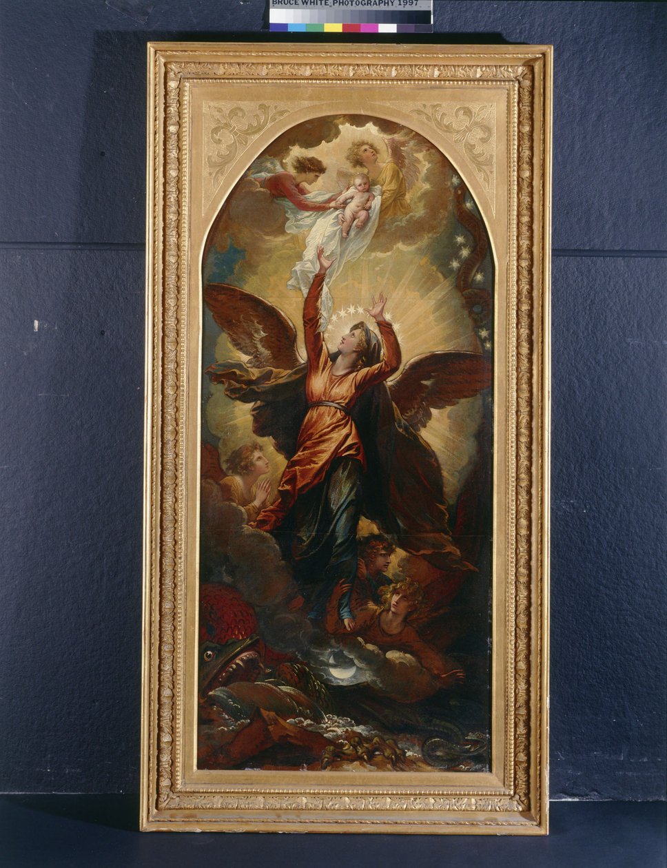La femme revêtue du soleil fuit la persécution du dragon - Benjamin West