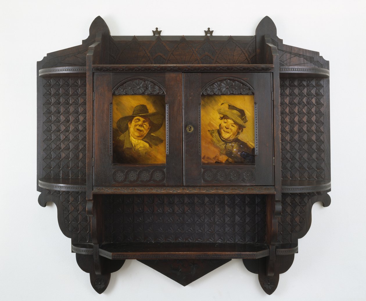Armoire murale suspendue avec plaques en céramique, vers 1890 (noyer noir et faïence) - Benn Pitman