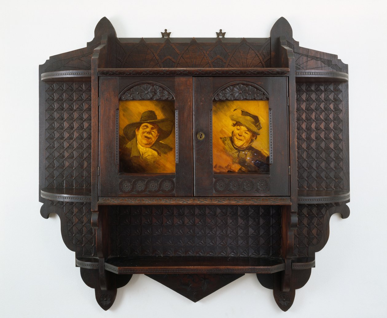 Armoire murale suspendue avec plaques en céramique, sculpture attribuée à Mary Madeline Nourse, plaques à Artus van Briggle - Benn attr.to Pitman