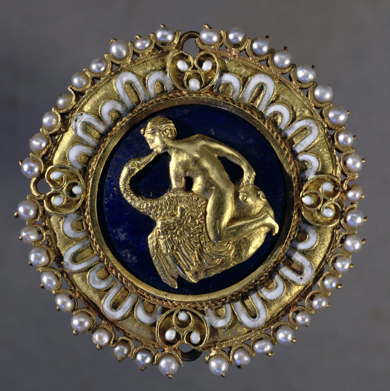 Broche décorée d