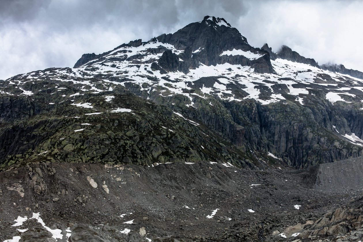 Montagnes au-dessus du glacier du Rhône, Suisse (photo) - Bernard Bonnefon