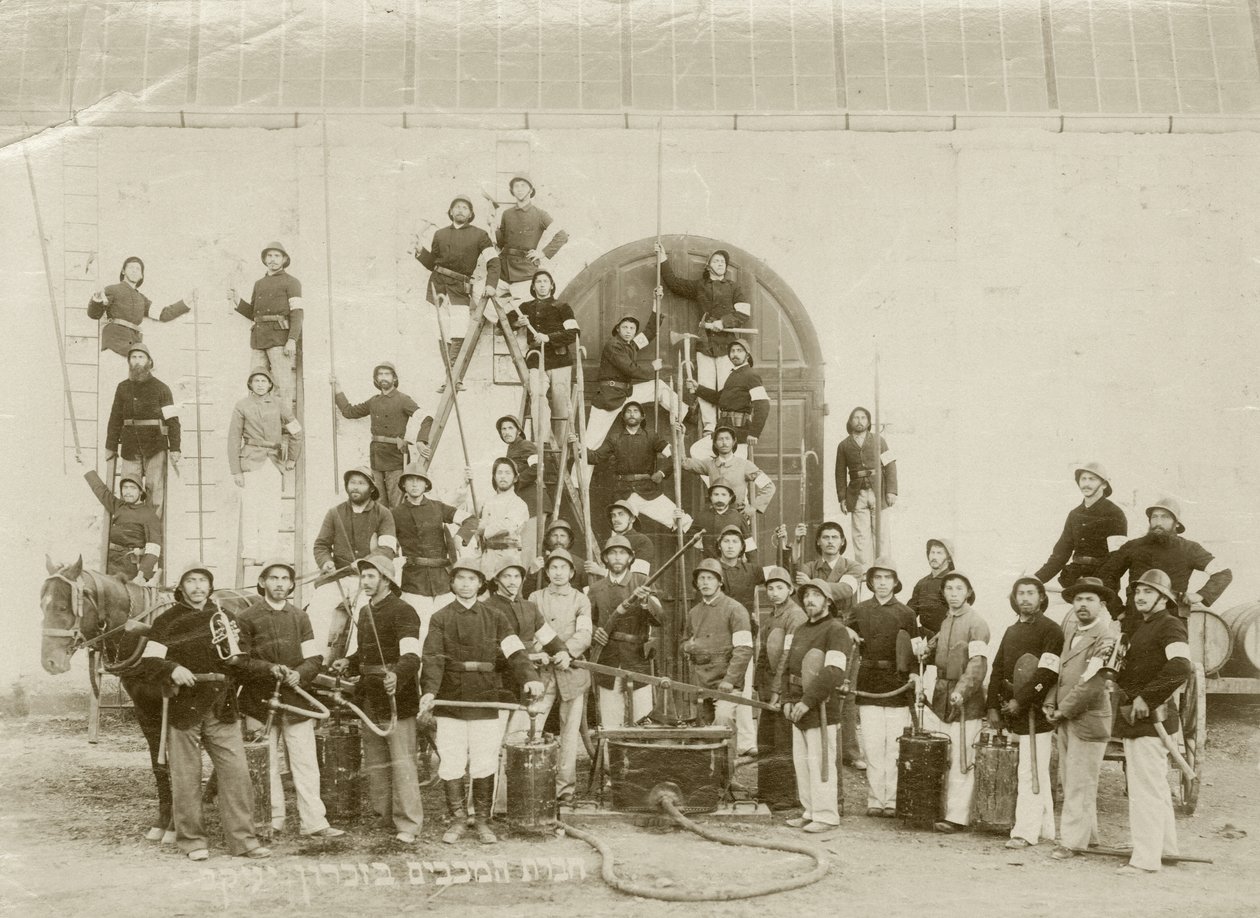 Un groupe de pompiers à Zichron Yaacov, c.1898-1900 - Bernard Edelstein