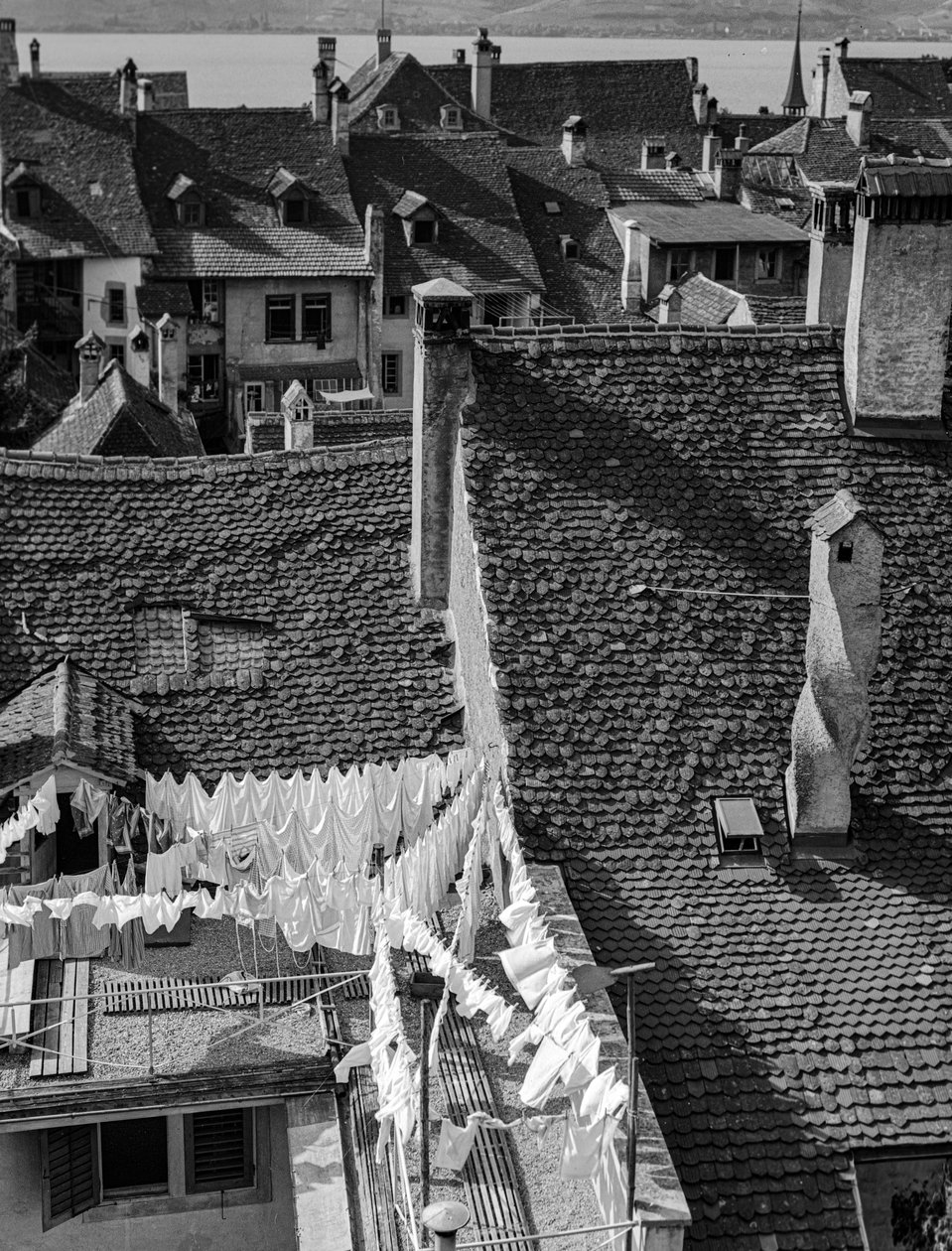 Toits à pignon et linge séchant sur des maisons de village anciennes italiennes - Bernard F. Rogers